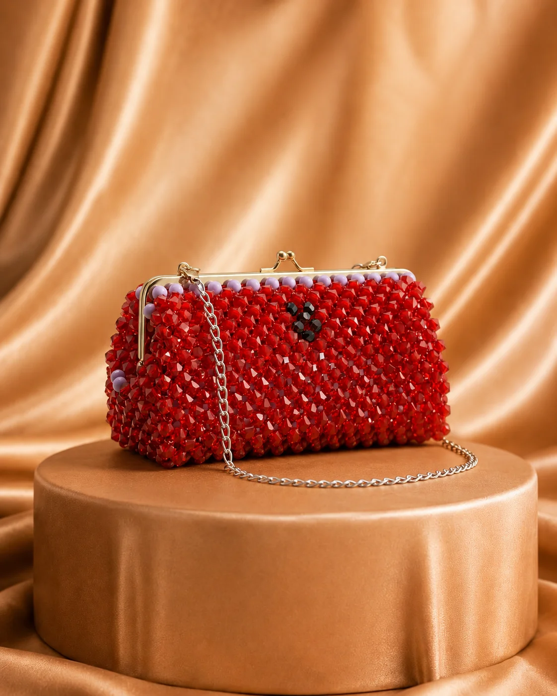 Clutch rojo de cuentas con cierre dorado