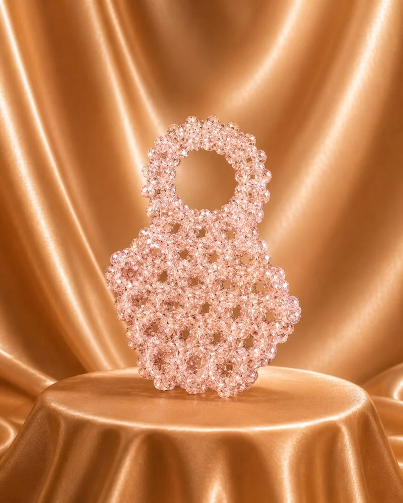 Bolso rosa brillante con asa de cuentas